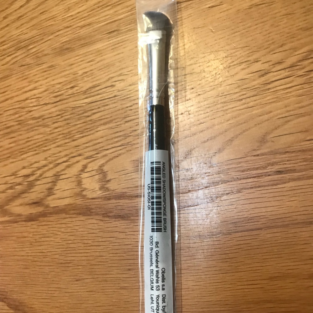 Younique angled shadow and sponge brush